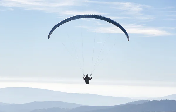 Paragliden in de lucht. — Stockfoto