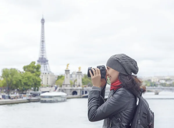 Girl taken pictures Eiffel Tower. — Stock Photo, Image