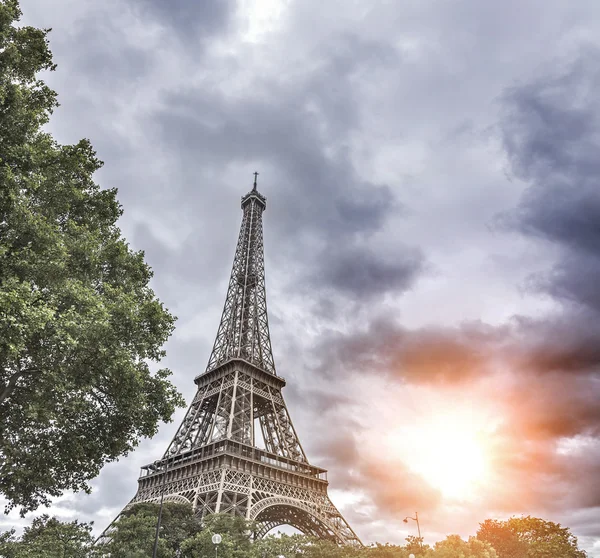 Torre Eiffel en París, Francia. — Foto de Stock