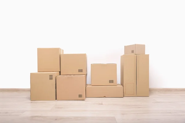 Cajas móviles en el suelo . — Foto de Stock