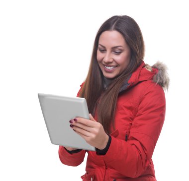 Tablet PC'yi kullanma kış ceket güzel kadın.