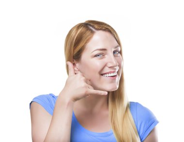 Telefon işareti işaret ve gülümseyen sarışın. Beyaz izole.