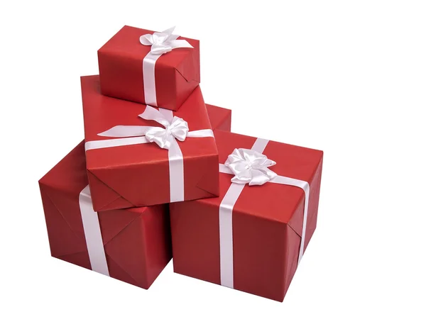 Красные подарочные коробки с белой лентой . — стоковое фото