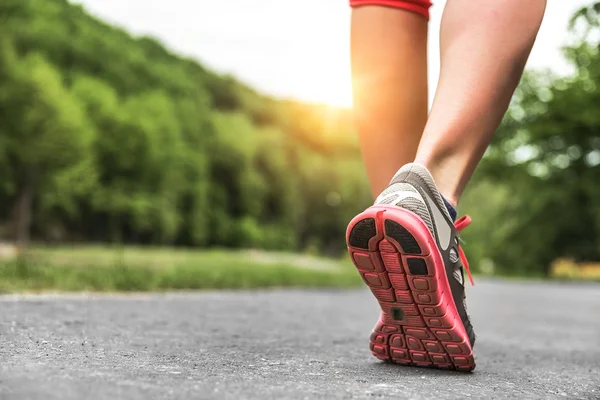 Hardloopvoeten van atleten op de weg. — Stockfoto