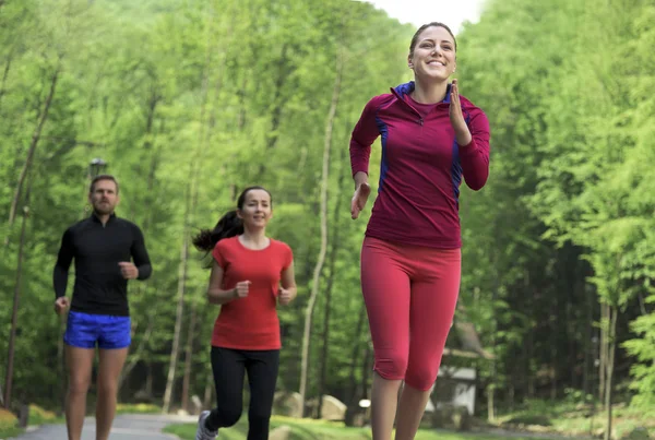 Jóvenes corredores al aire libre — Foto de Stock