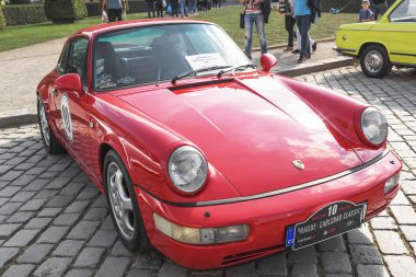 Ferrari retro otomobil.