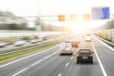 Yüksek yol üzerinde trafik.