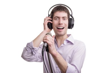 Adam mikrofona şarkı söylüyor..