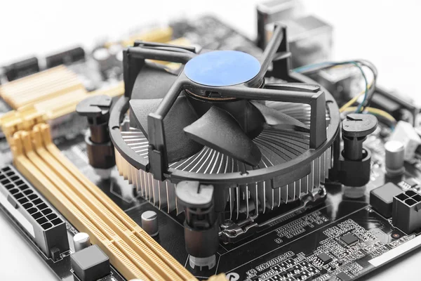 Computermotherboard auf weiß. — Stockfoto