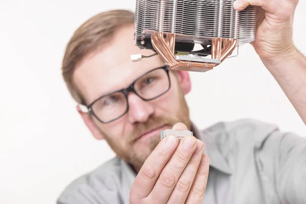 Installation von CPU und Kühler. — Stockfoto