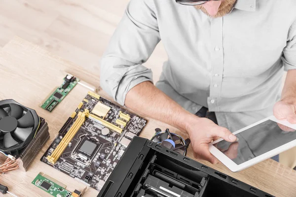 Computer reparieren Profi. — Stockfoto