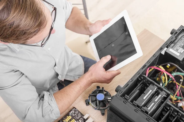 Computer repair professional. — Stock Photo, Image