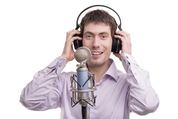 Hombre cantando en el micrófono . — Foto de Stock