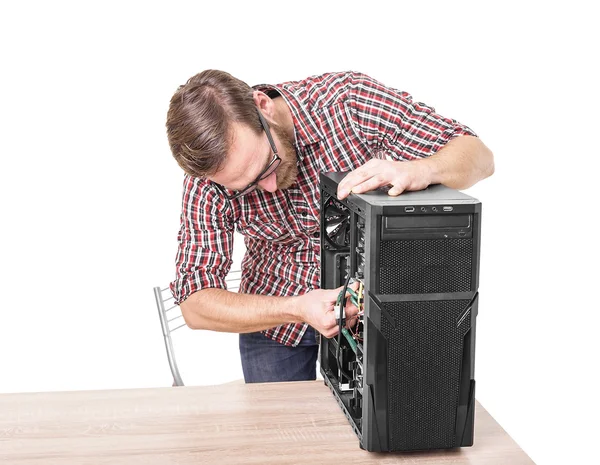 Computertechniker repariert den Computer. — Stockfoto