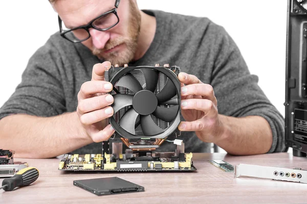 Técnico de computador instala sistema de refrigeração . — Fotografia de Stock