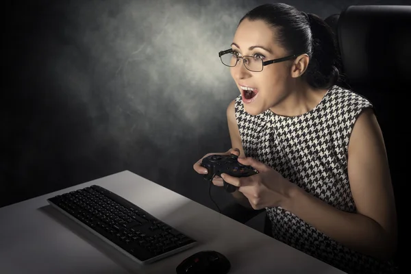 Ділова жінка грає в комп'ютерні ігри . — стокове фото