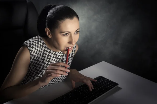 Mujer usando computadora. —  Fotos de Stock