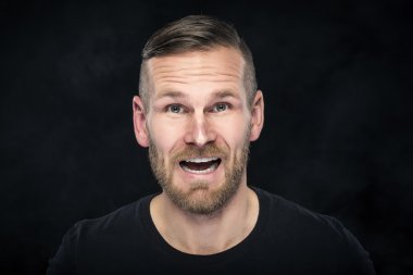 yakışıklı adam kameraya bakan.