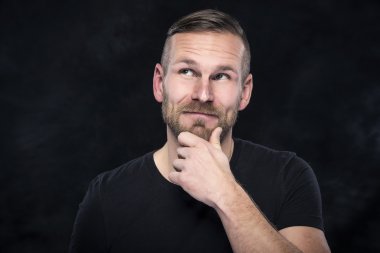 Hoş bir şey hakkında düşünme genç adam.