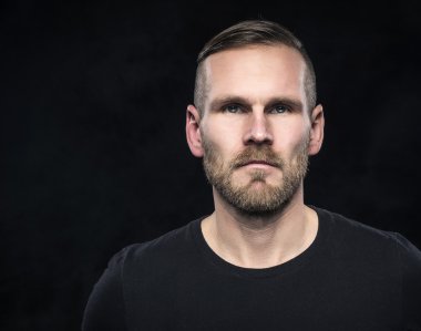 Yakışıklı bir adamın portresi..