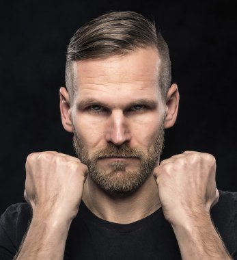 Adam yumruklarını ile vurmak için hazır.