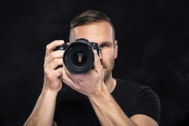 Fotoğrafçı ile fotoğraf makinesi siyah.