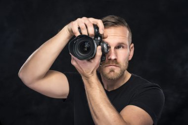 Fotoğrafçı ile fotoğraf makinesi siyah.