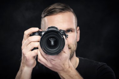 Fotoğrafçı ile fotoğraf makinesi siyah.