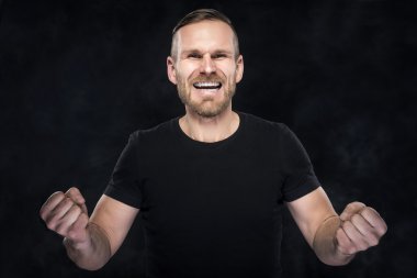 Siyahlı adam kutlamak.