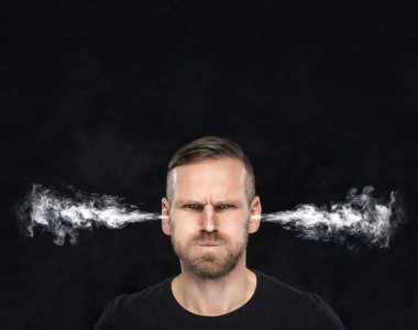 Onun kulaklarından duman çıkıyor ile kızgın adam.