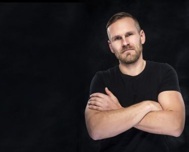 Adam koyu arka plan üzerinde.