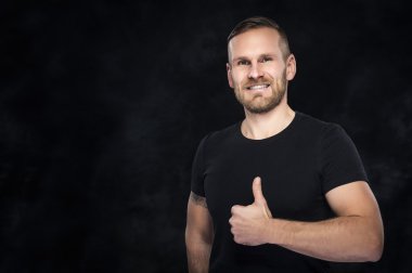 Başparmak-up gösterilen Mascular adam.