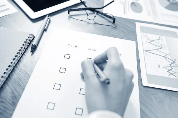 Papier d'examen sur le bureau . — Photo