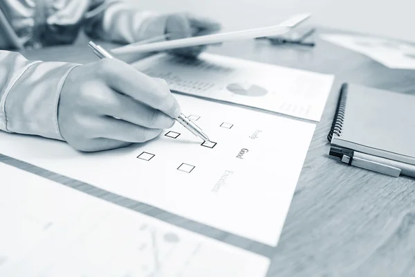 Prüfungsarbeit auf dem Bürotisch. — Stockfoto