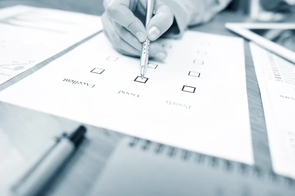 Prüfungsarbeit auf dem Bürotisch. — Stockfoto