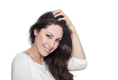 Mutlu gülümseyen genç bir kadının portresi..