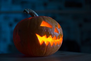 Cadılar Bayramı balkabakları gülümsüyor ve parti gecesi için keskin gözler