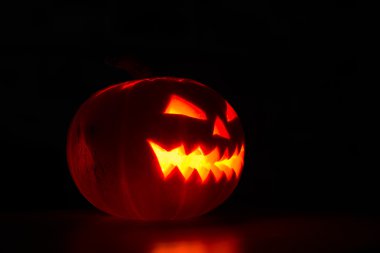 siyah arka plan aydınlatılmış Cadılar Bayramı Balkabağı