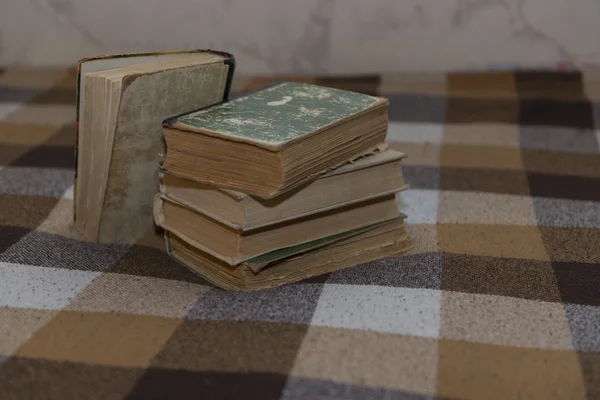 Стопка старих книг на площині — стокове фото