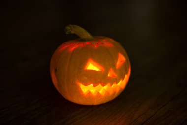 siyah arka plan aydınlatılmış Cadılar Bayramı Balkabağı