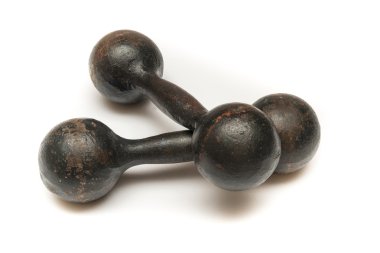 Beyaz bir arka plan üzerinde paslanmış halter