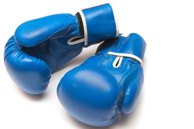 Beyaz arka planda boks eldivenleri