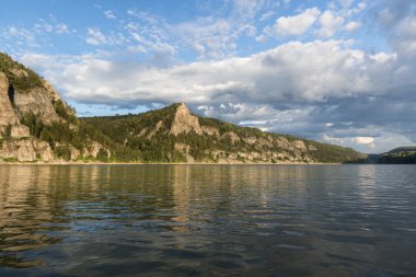 Sakin sonbahar akşam, nehir ve dağlar