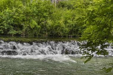 küçük şelale geniş bir nehir üzerinde dam