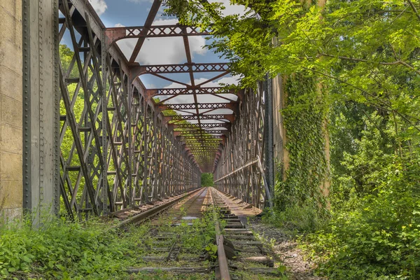 Vieux pont ferroviaire abandonné journée ensoleillée — Photo