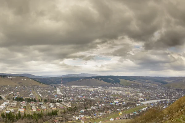 Pohled z horský průsmyk města za nízké mraky — Stock fotografie