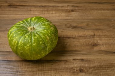 Ahşap masa, kavram ve fikir gıda rustik tarzı yeşil kabak.