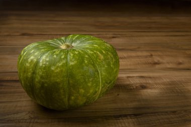 Ahşap masa, kavram ve fikir gıda rustik tarzı yeşil kabak.