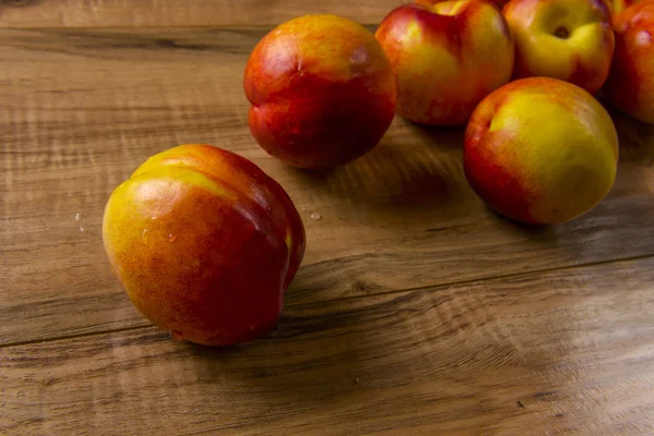 Tahta masada taze şeftali