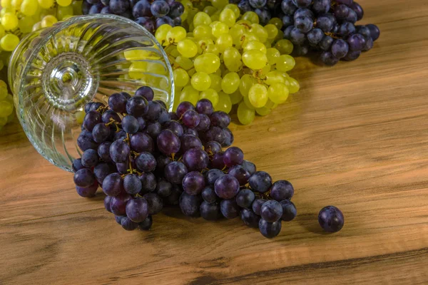 Uvas frescas maduras sobre una mesa de madera, estilo rústico —  Fotos de Stock